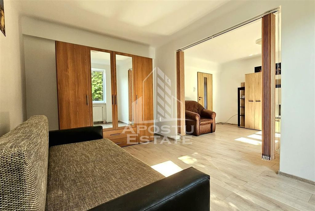 Apartament cu 3 camere 57mp Semidecomandat in zona Comple...