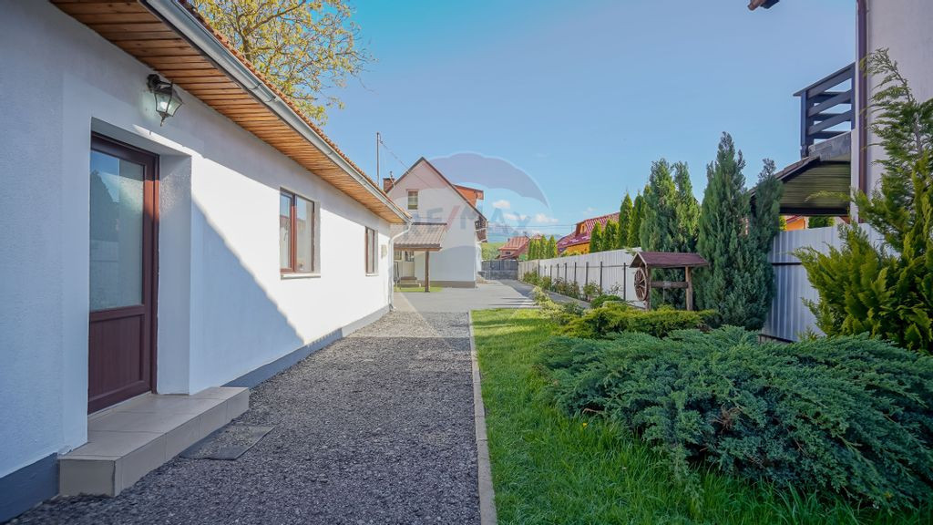 Casa de locuit si afacere la cheie de vanzare in Zarnesti...