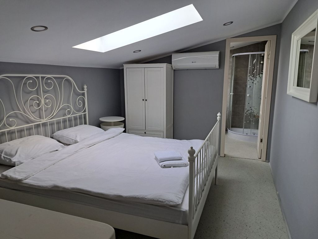 Studio cochet de închiriat în mansardă, inima orașului!