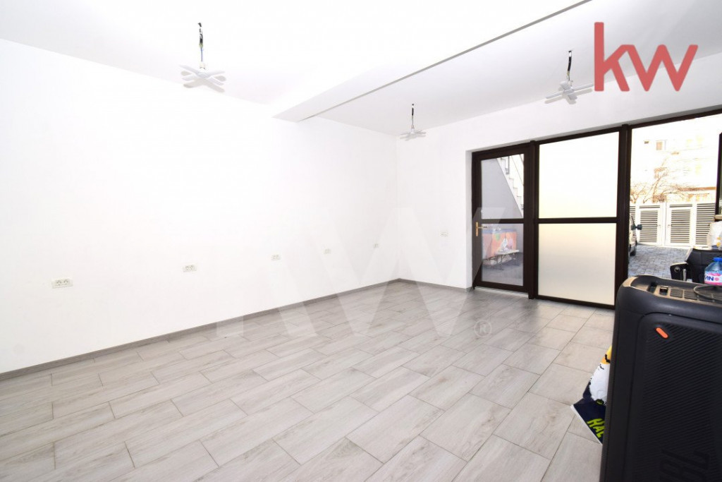 Spatiu comercial 1 Mai, parter si etaj - casa cu loc de parc