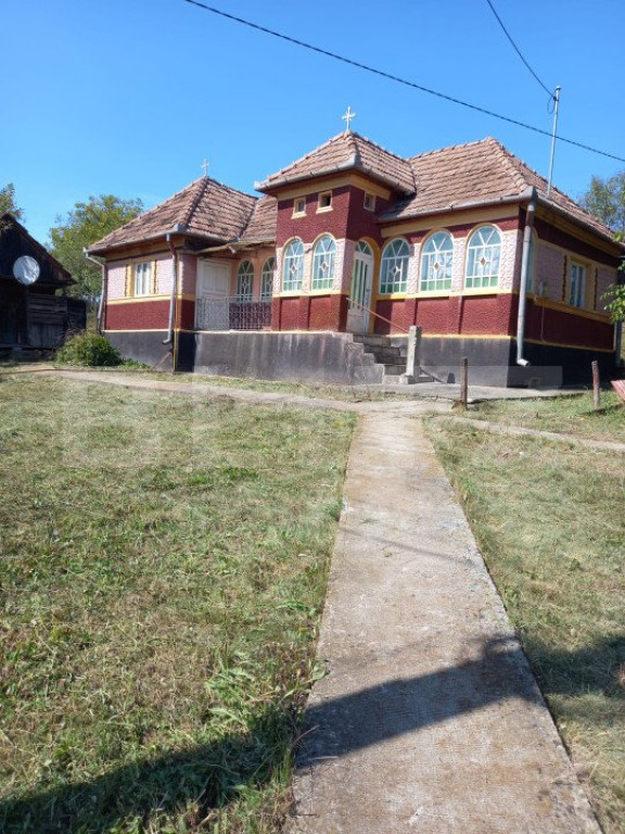 Casă rustică cu 3 camere, 79 mp, teren generos în Satul P
