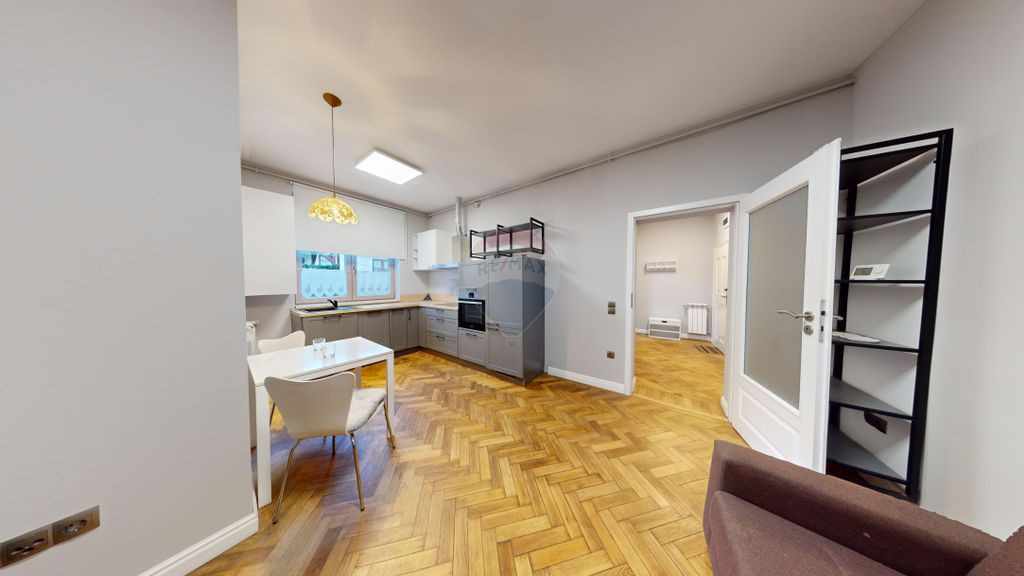 Apartament frumos renovat cu 2 camere de vânzare în zon...