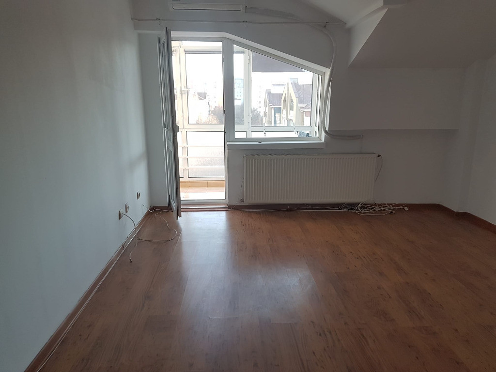 Garsoniera mare, etaj 4, bucatarie mare, parcare, la Narcisa