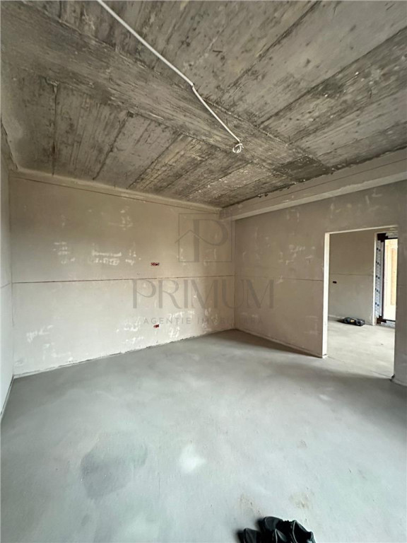 GIROC - Duplex despartit prin camera tehnica - 5 Camere - 3