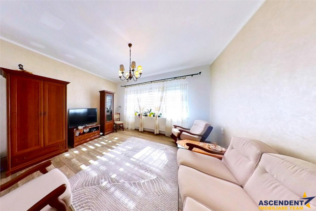 Tur Virtual! Resedinta cu 4 camere, 2 bai, 2 bucatarii, CASA