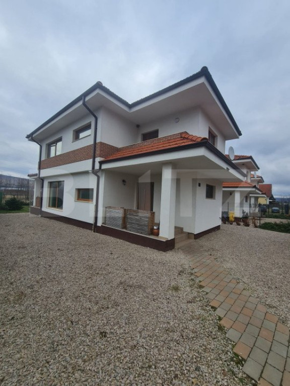 Casa individuala, 4 camere incalzire in pardoseala, 450 mp d
