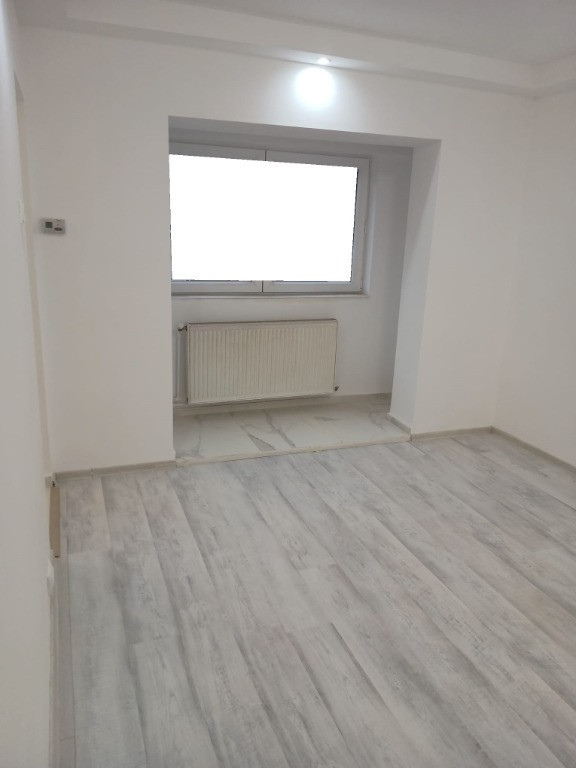 Victoriei, zona Pronto, gars., etaj 2