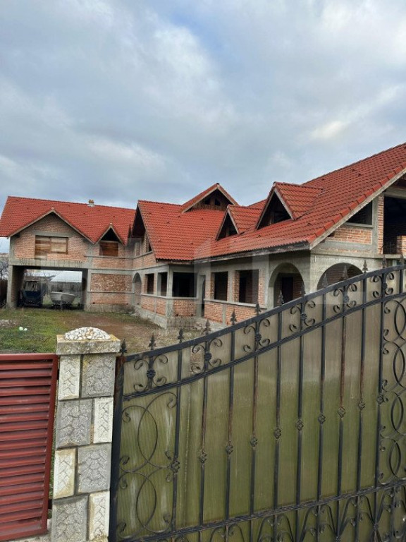 Casa de vanzare la rosu, 10 camere, 246,50 mp, zona Exterior