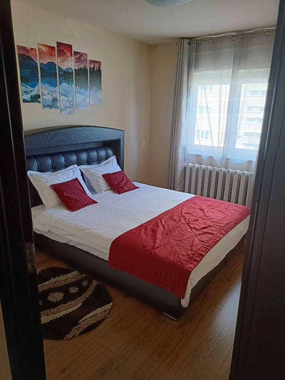 Apartament cu 3 camere, decomandat - zona Judetean
