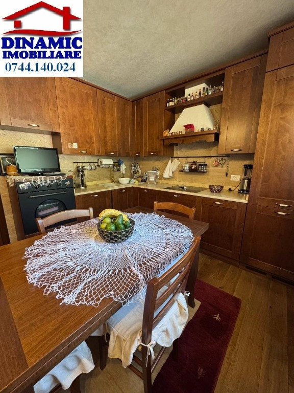 Ap 4 cam transf în 3, b-dul Traian. Preț 97.000 euro