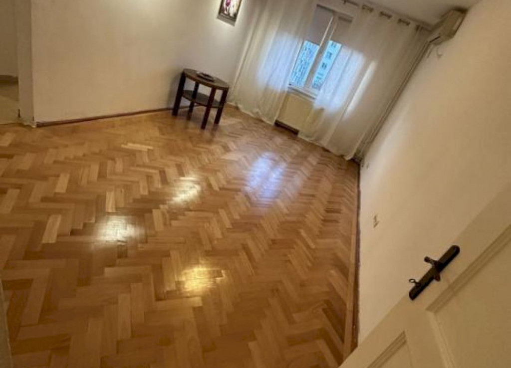 Apartament de 4 camere CU CENTRALA-Dristor