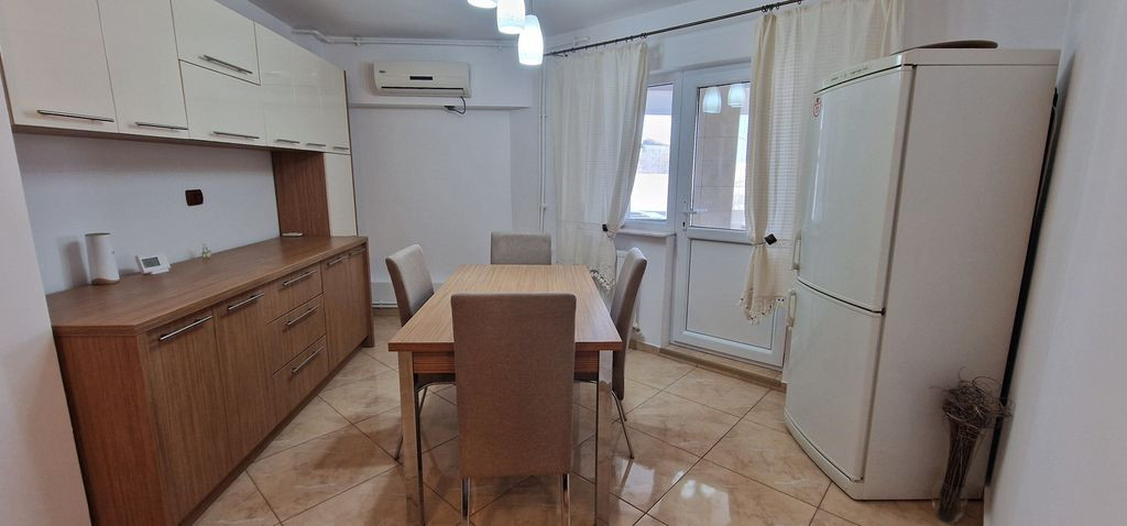 Doua camere decomandate, zona Far.