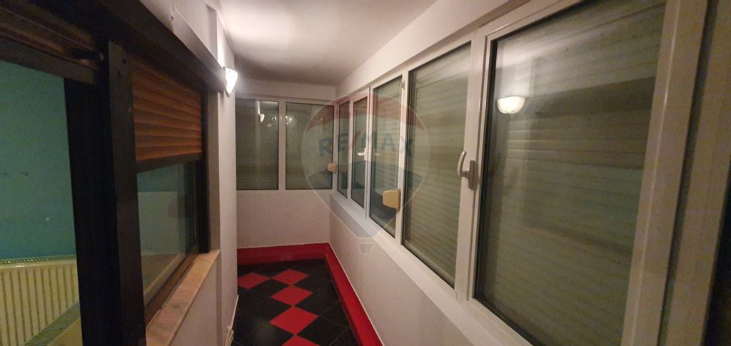 Apartament cu 3 camere de vânzare în zona Casa Sindicat...