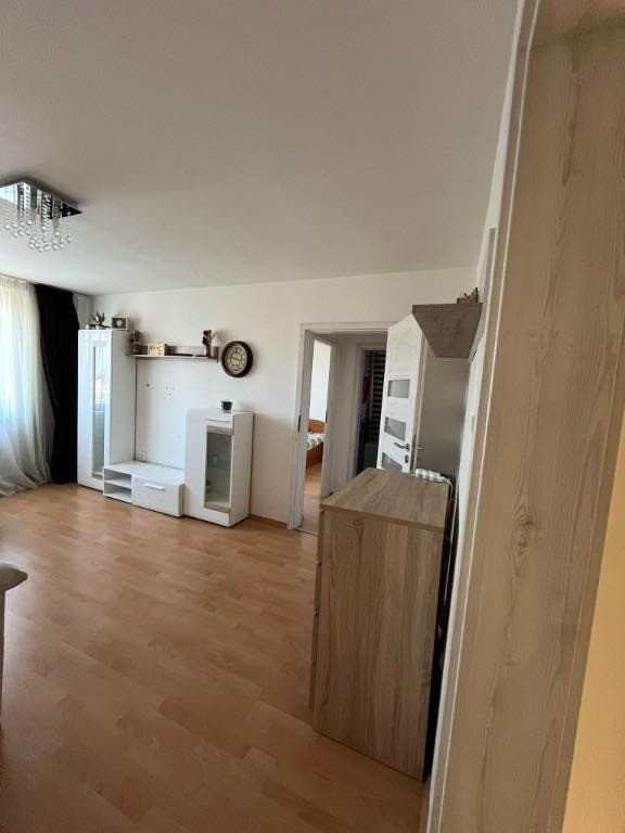 Apartament cu 3 camere, semidecomandat - zona Calea Bucurest