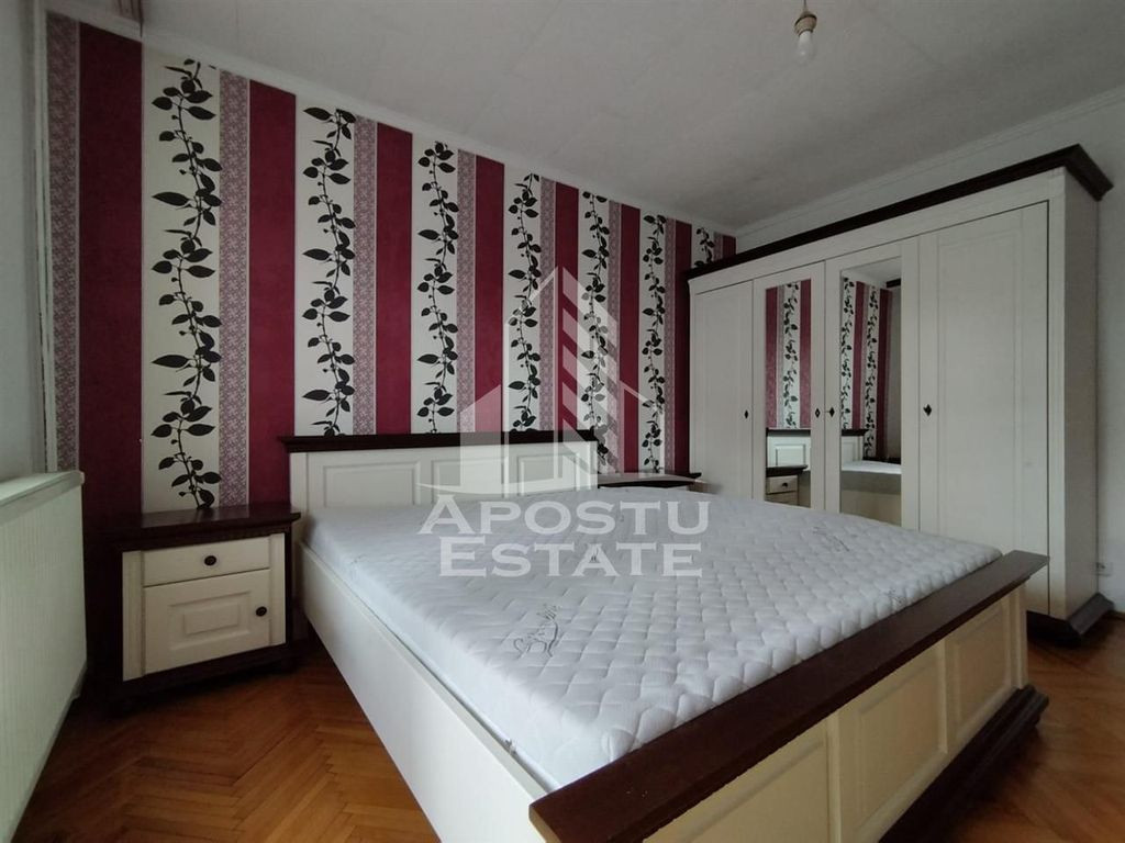 Apartament 4 camere, garaj propriu, centrala proprie, zon...