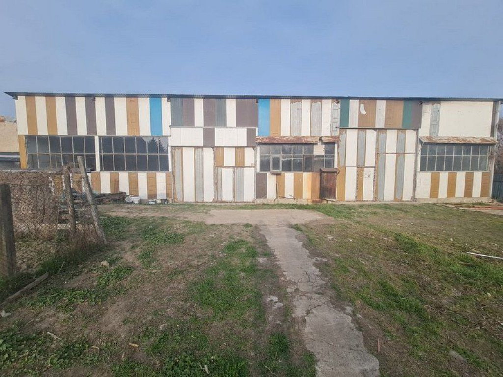 Hala de inchiriat - str Traian - SU 340 mp si teren liber...