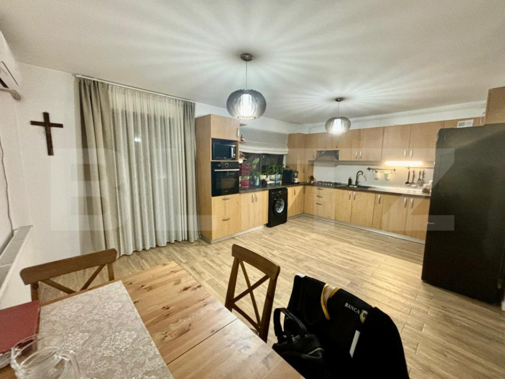 Apartament 3 camere, 64mp, 2 garaje, 2 bai, intermediar,zona