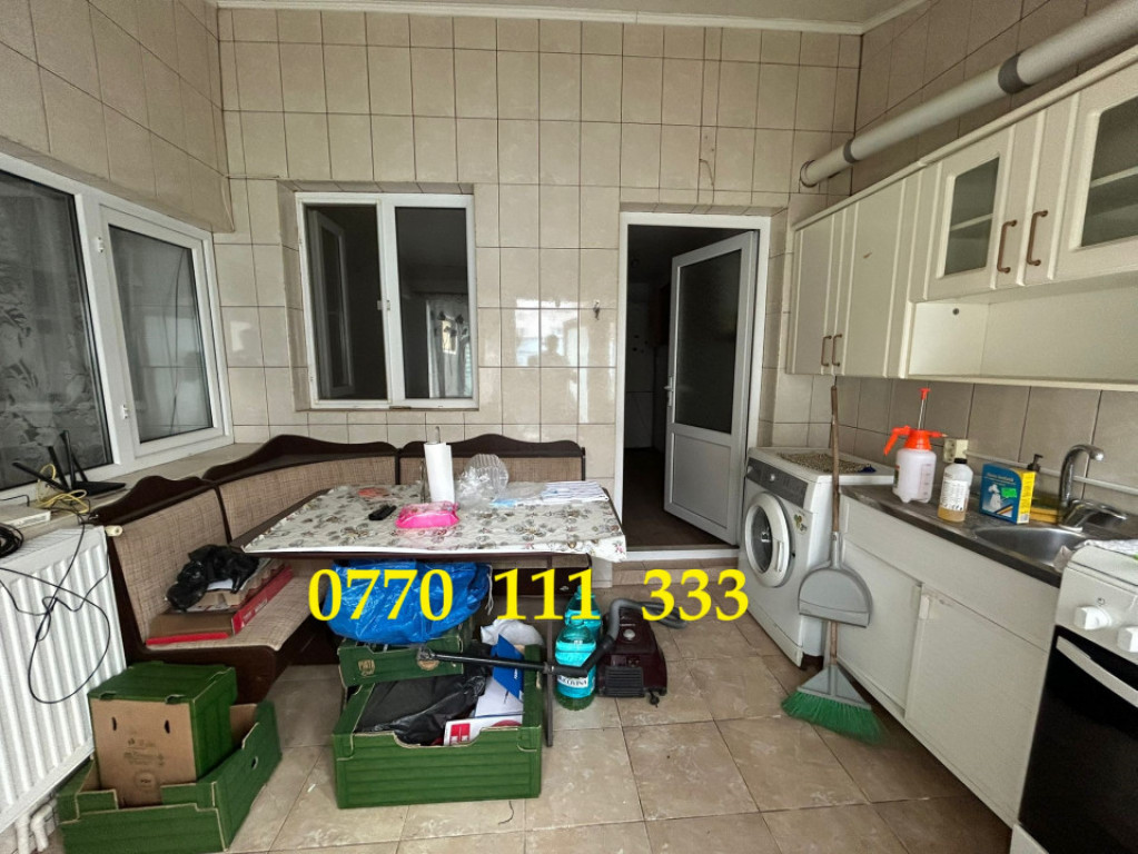 - Casa locuibila, constructie chirpici, zona Centrala