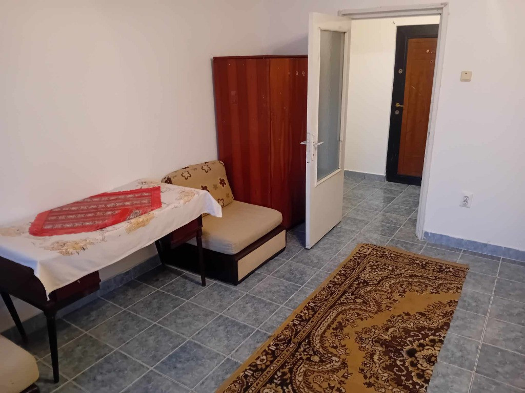 Ap o camera Biserica Catolica centru parter inalt 40mp balcon centrala