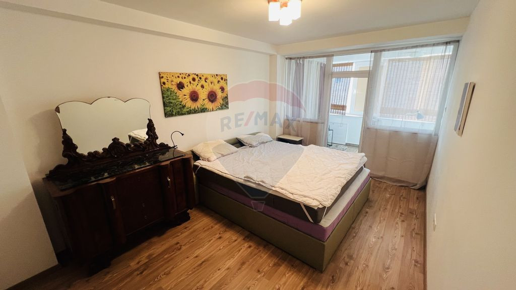 Apartament cu 3 camere de închiriat în zona ultracentralǎ