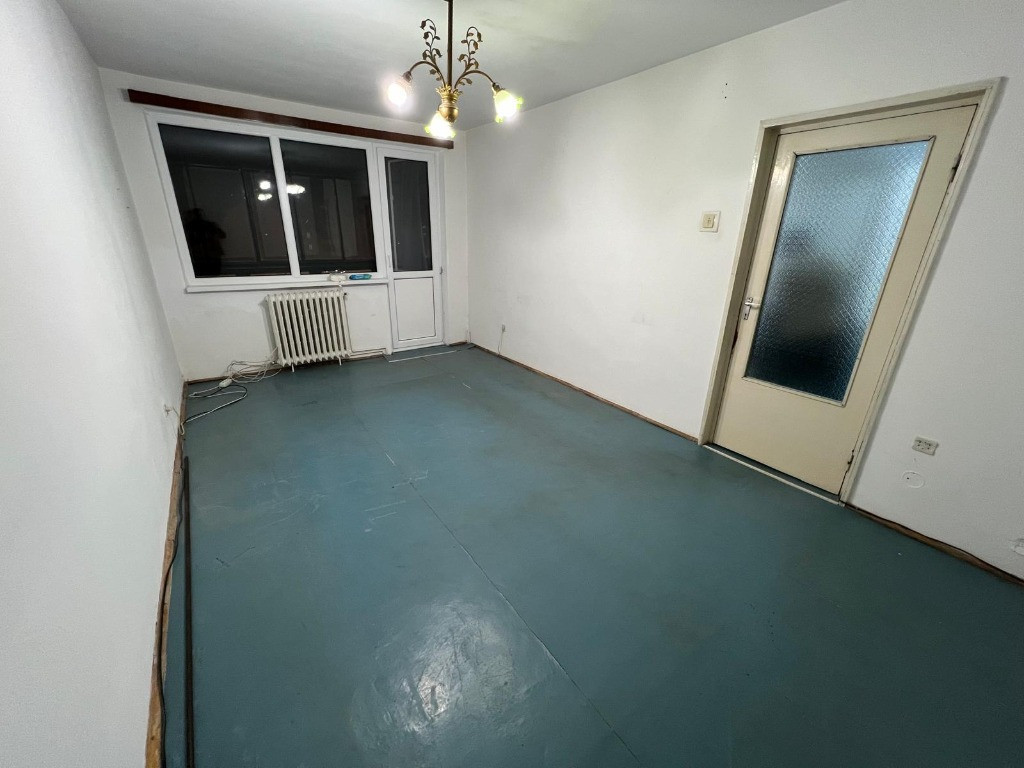 VAND apartament 3 camere decomandat,zona Ciresica