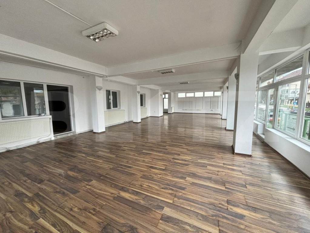 Spatiu comercial de inchiriat, cu 5 incaperi, 220 mp, zona c