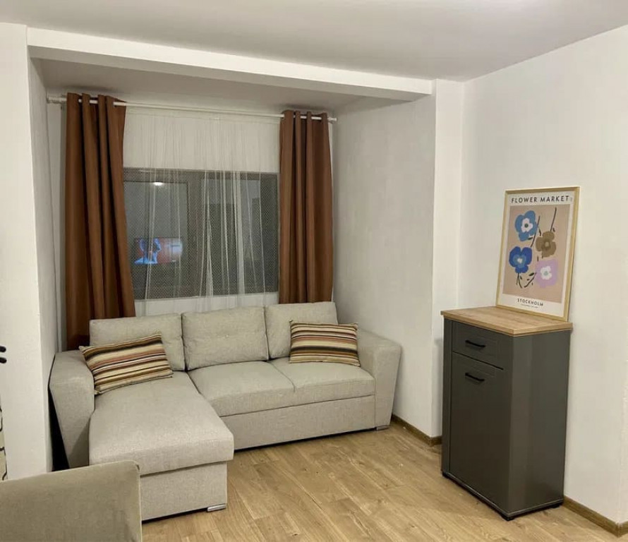 Apartament cu 3 camere, decomandat - zona Centru Civic