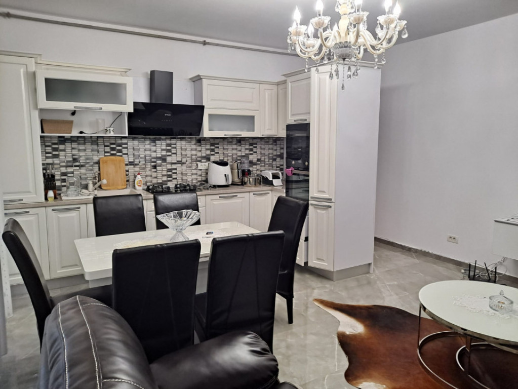 Apartament 3 camere situat in zona Mamaia Nord, la 2 pasi de