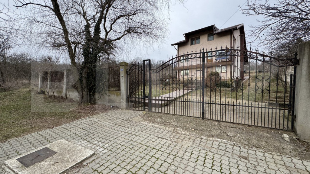 Casă D + P + M de 217 mp utili, teren 2.061 mp, Leamna de J