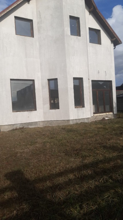 Sat Sasar, casa semifinisata