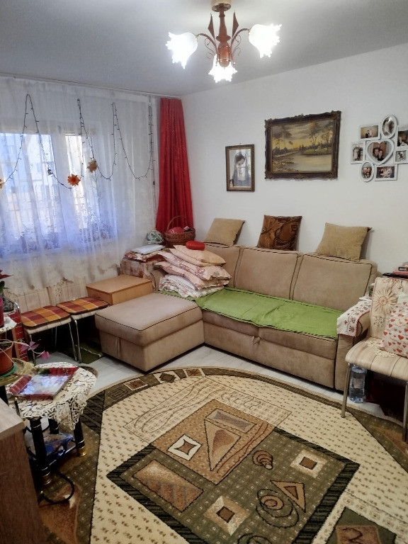 Apartament cu 2 camere, decomandat - zona Noua