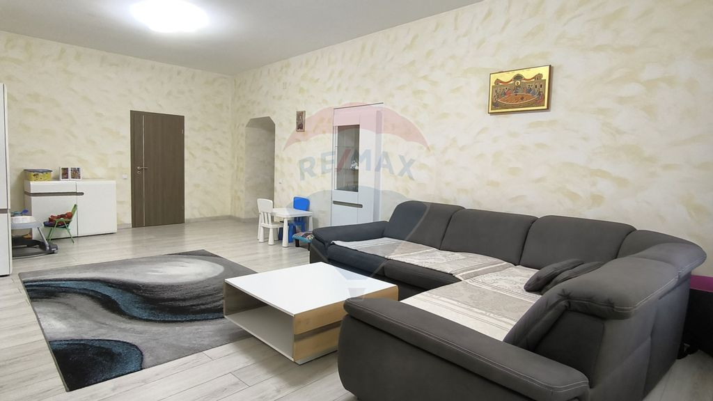 Casă unică, spațioasă, în zona centrală a orașului...