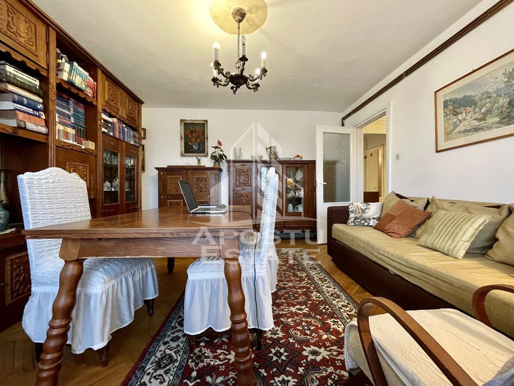 Apartament cu 3 camere, 2 bai, centrala proprie, zona Dam...