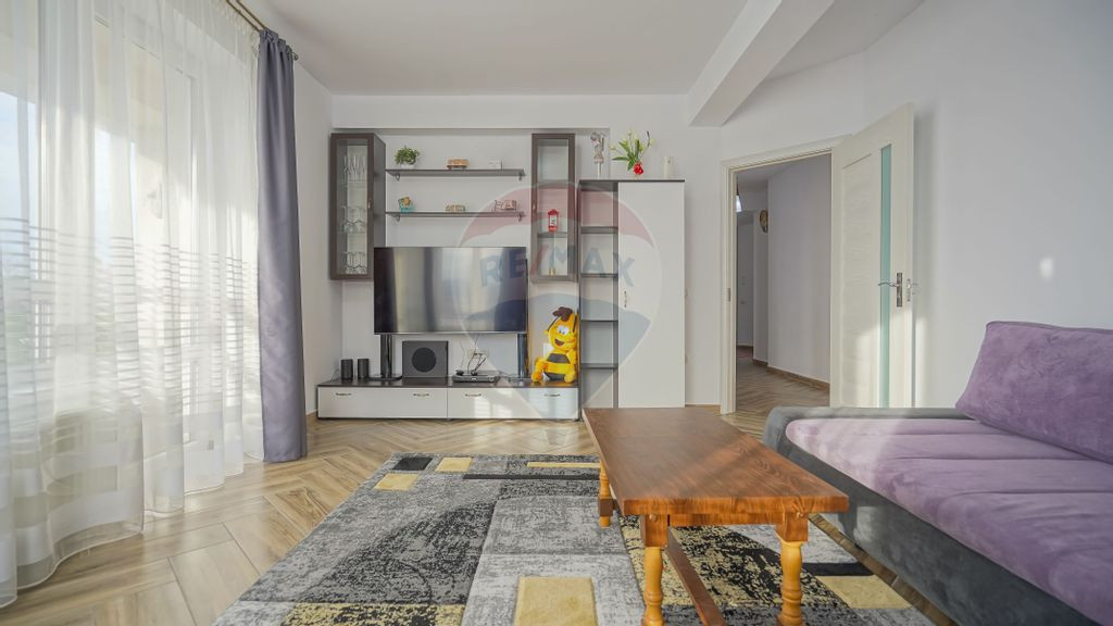 Apartament cu 3 camere de închiriat în Cristian