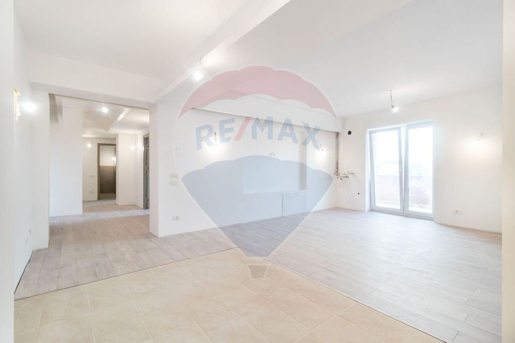 Apartament cu 4 camere de vanzare in zona Damaroaia - Pet...