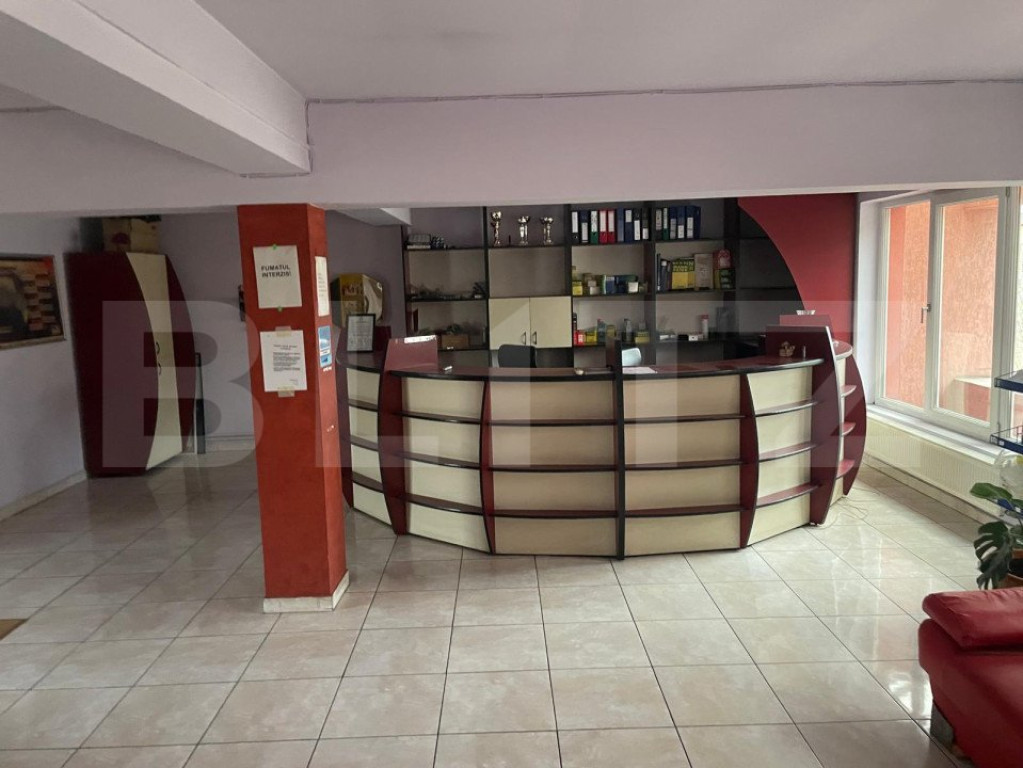 Spatiu comercial de vanzare, 5 incaperi, 328 mp, zona-Spital