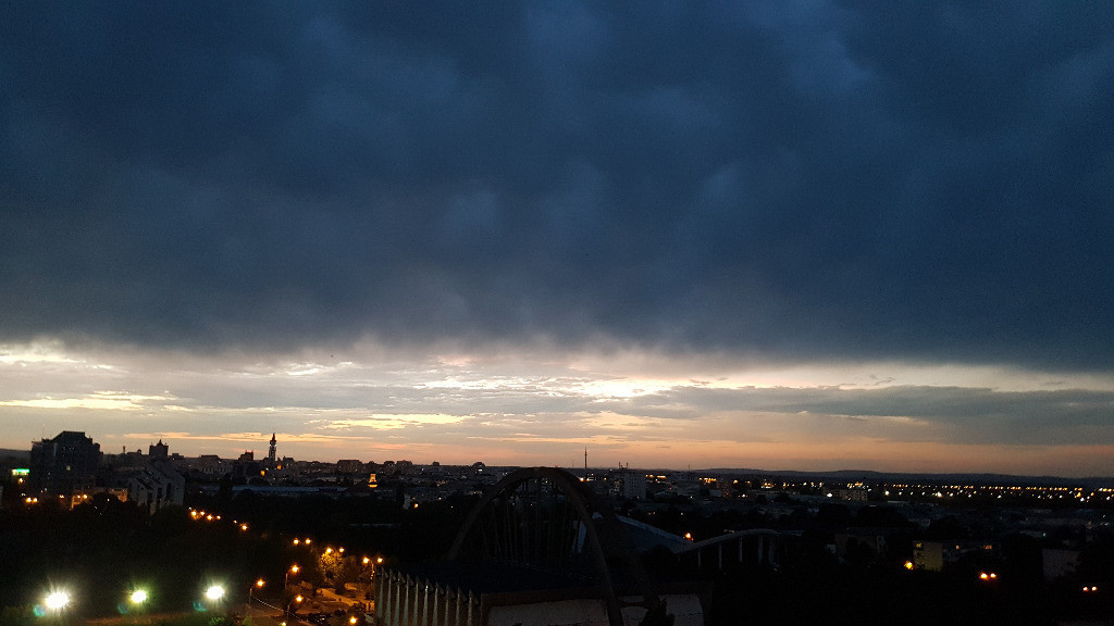 Apartament trei camere, deco, doua balcoane, superb, Cornisa