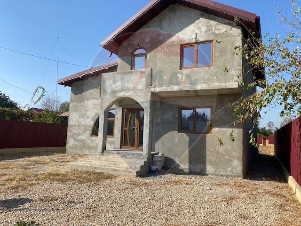 Vanzare vila cu 5 camere-Comuna Lunguletul/ Judetul Dambo...