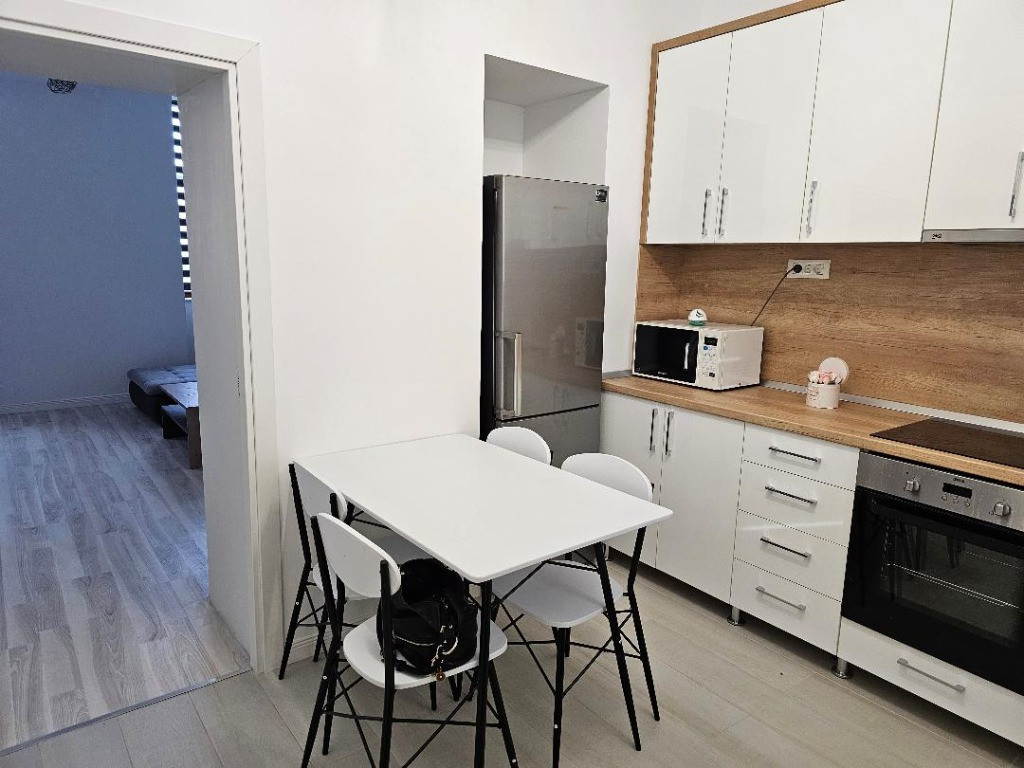 Ap 2 cam Piata Unirii , parter, lux , parter, ocupabil , gaz