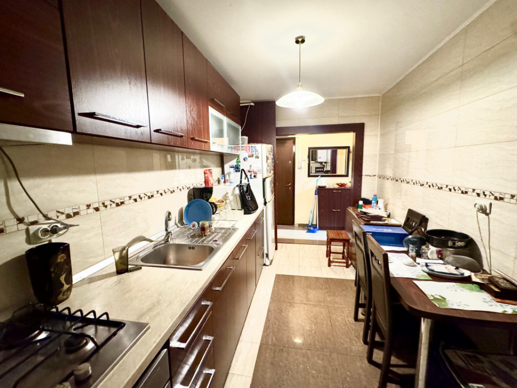 4 camere etaj 1 Tomis Nord bld Tomis, Rovere, restaurant Rus