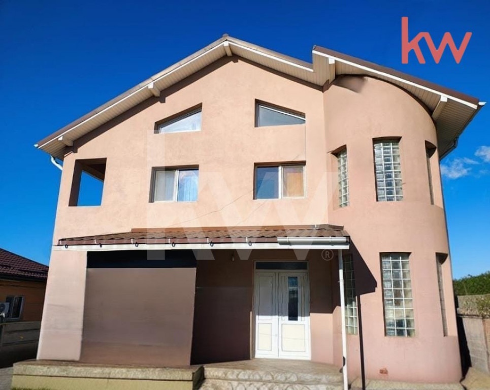 Casă spațioasă, cu beci, pod mansardabil și utilități