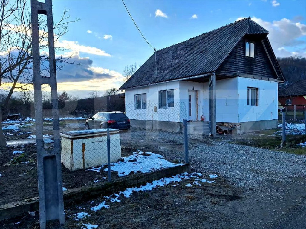 Casa de vanzare, cu 2 camere, 70 mp, zona Uriu
