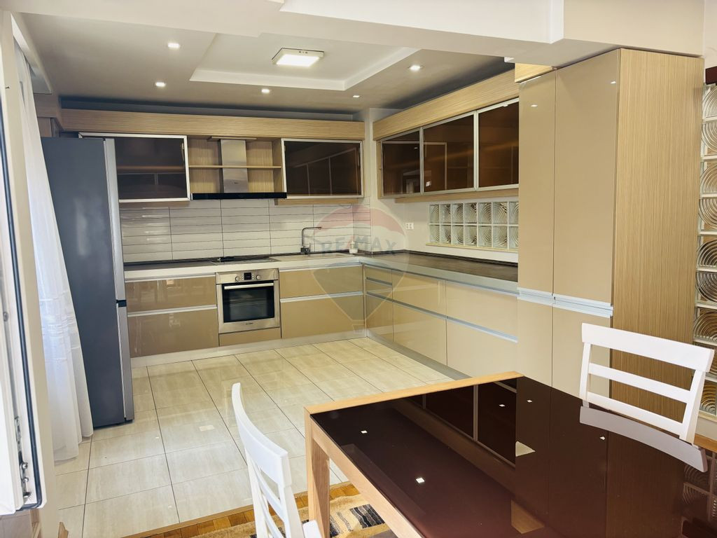 Apartament de închiriat cu 4 camere, 2 băi, str. Gh. Co...