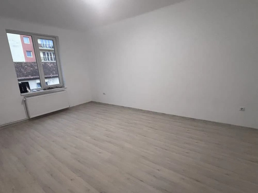 Apartament cu 2,5 camere, decomandat - zona Brasovul Vechi.