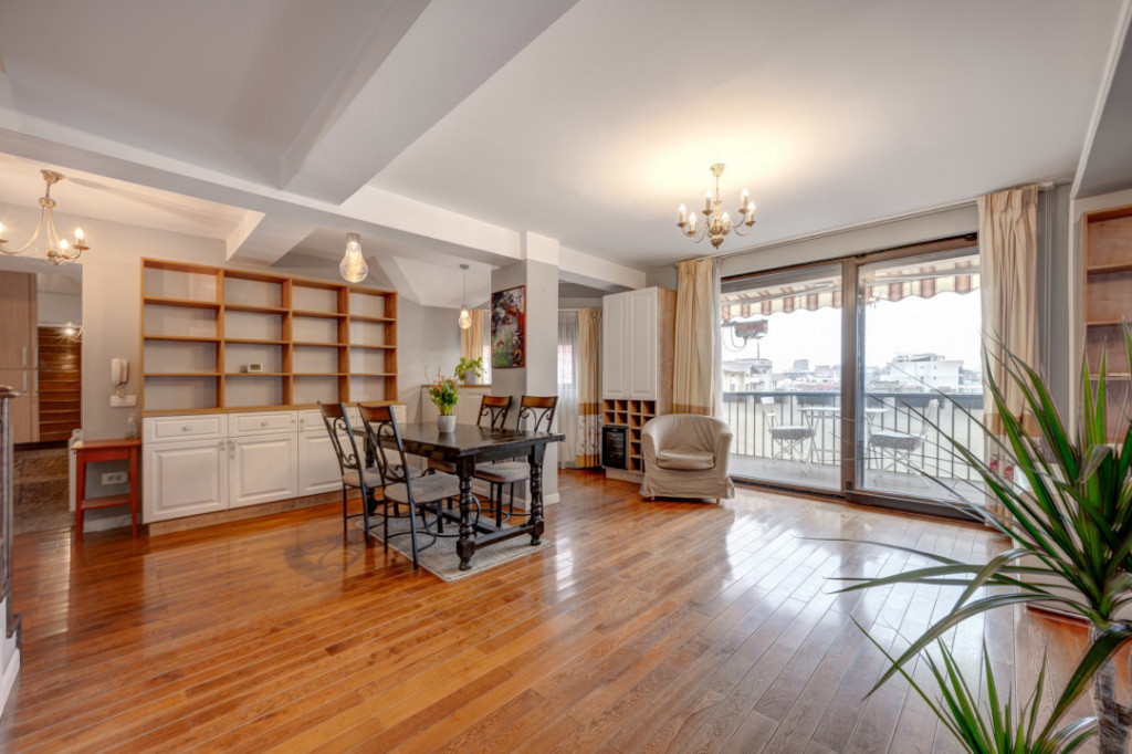 Apartament primitor de 4 camere cu terasă și 3 băi, Moși