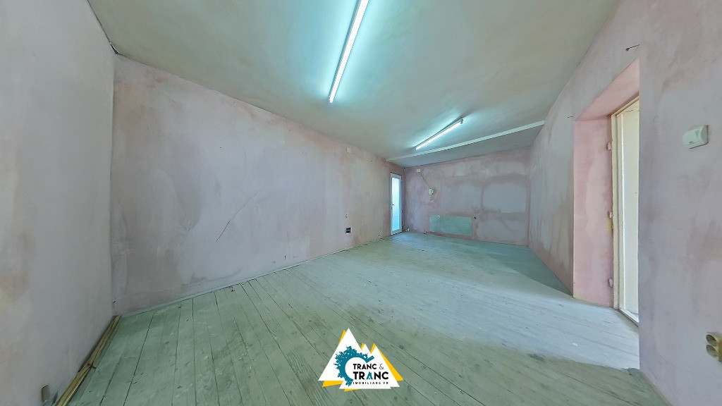 Casa de renovat cu 3 camere cu teren generos in Zadareni