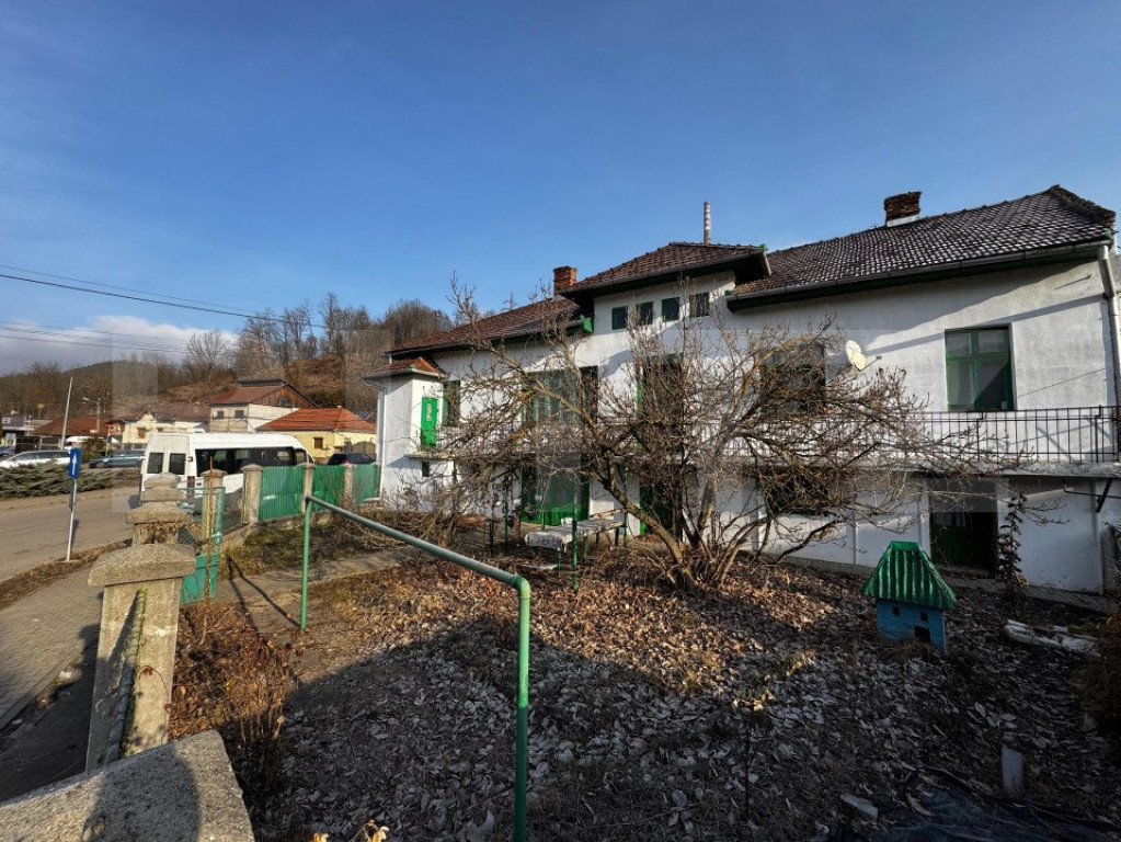 Casă de renovat, spațiu comercial și garaj, Zlatna