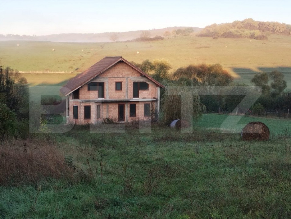 Casa la rosu pe 2 nivele, 4 camere, 180 mp, teren 1970 mp, z