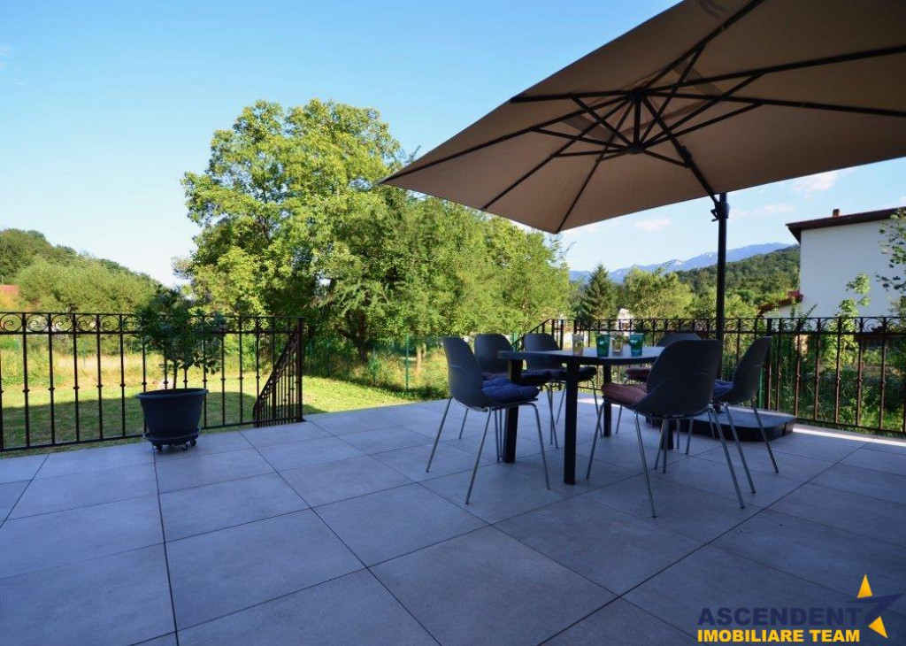 Eleganta vila contemporana, inconjurata de spectaculoasa na