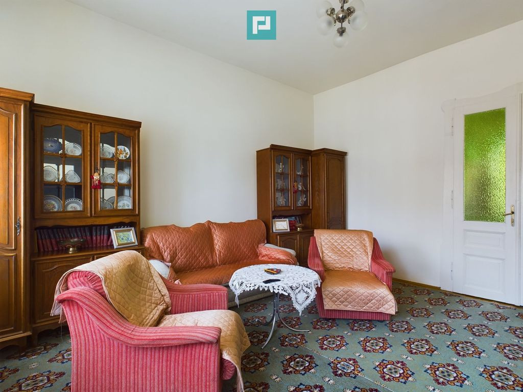 Casă individuală cu teren de 1100 mp și 3 apartamente ...